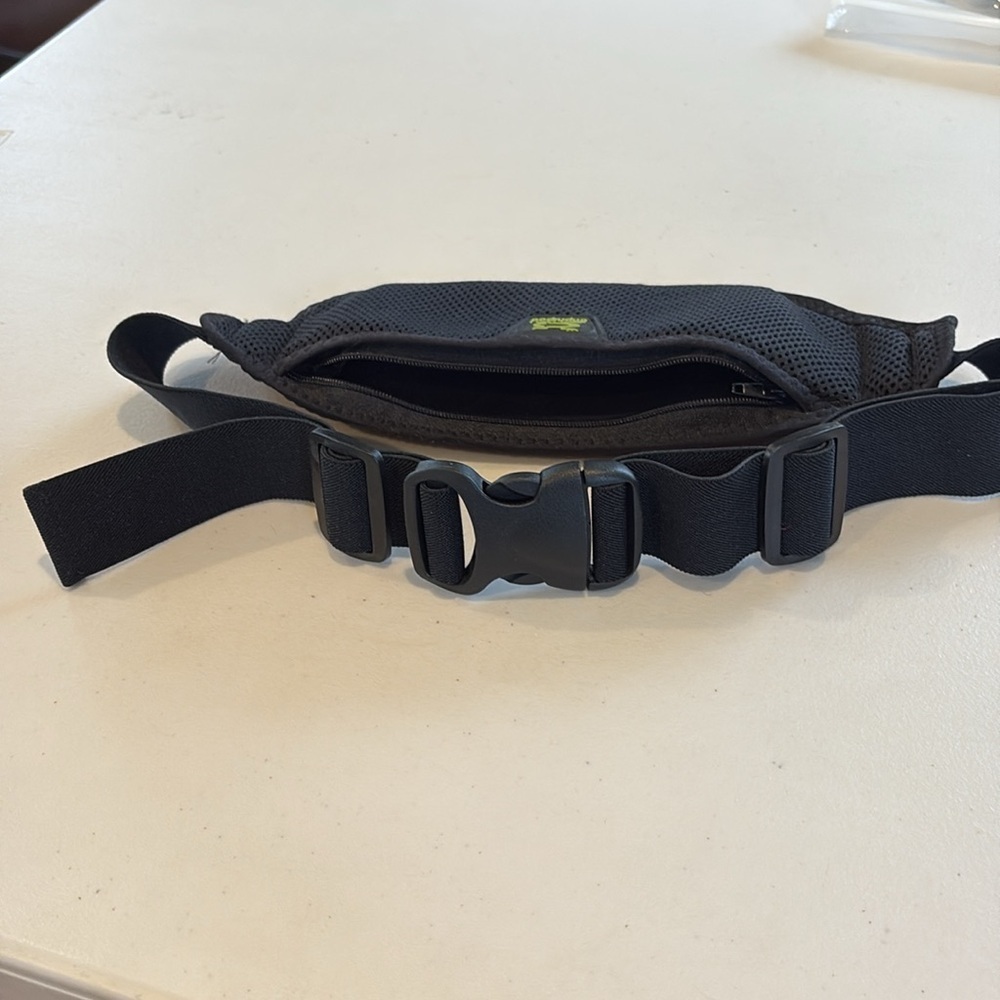 Amphipod Black Running Belt. Unisex - Picture 9 of 12